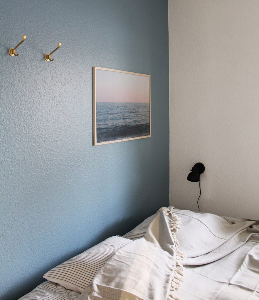 Soveværelse med blå væg